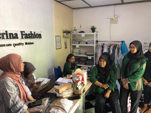 Proses produksi pakaian dengan update setiap tahap melalui WhatsApp di Makloon by Balerina Fashion
