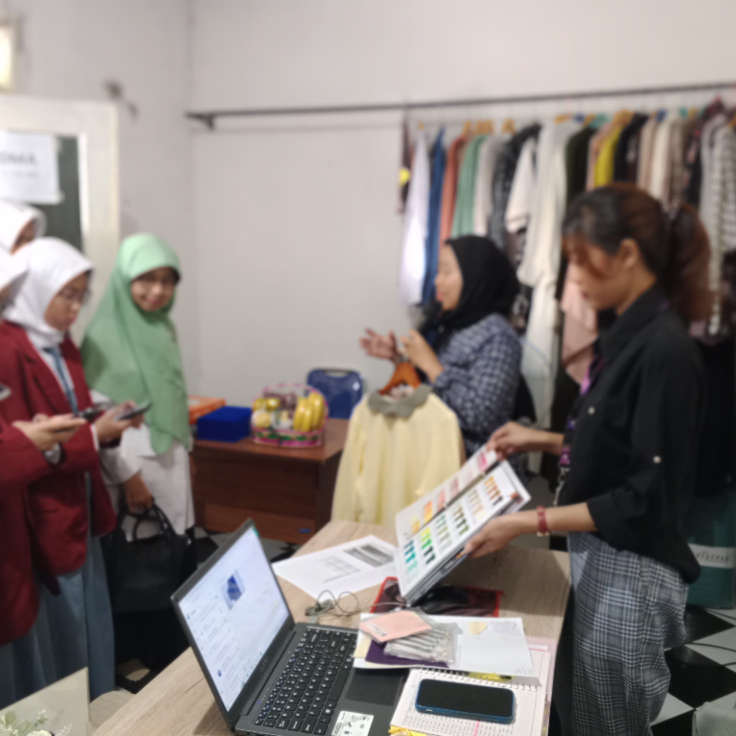 White label pakaian dan fashion Indonesia untuk produksi brand sendiri